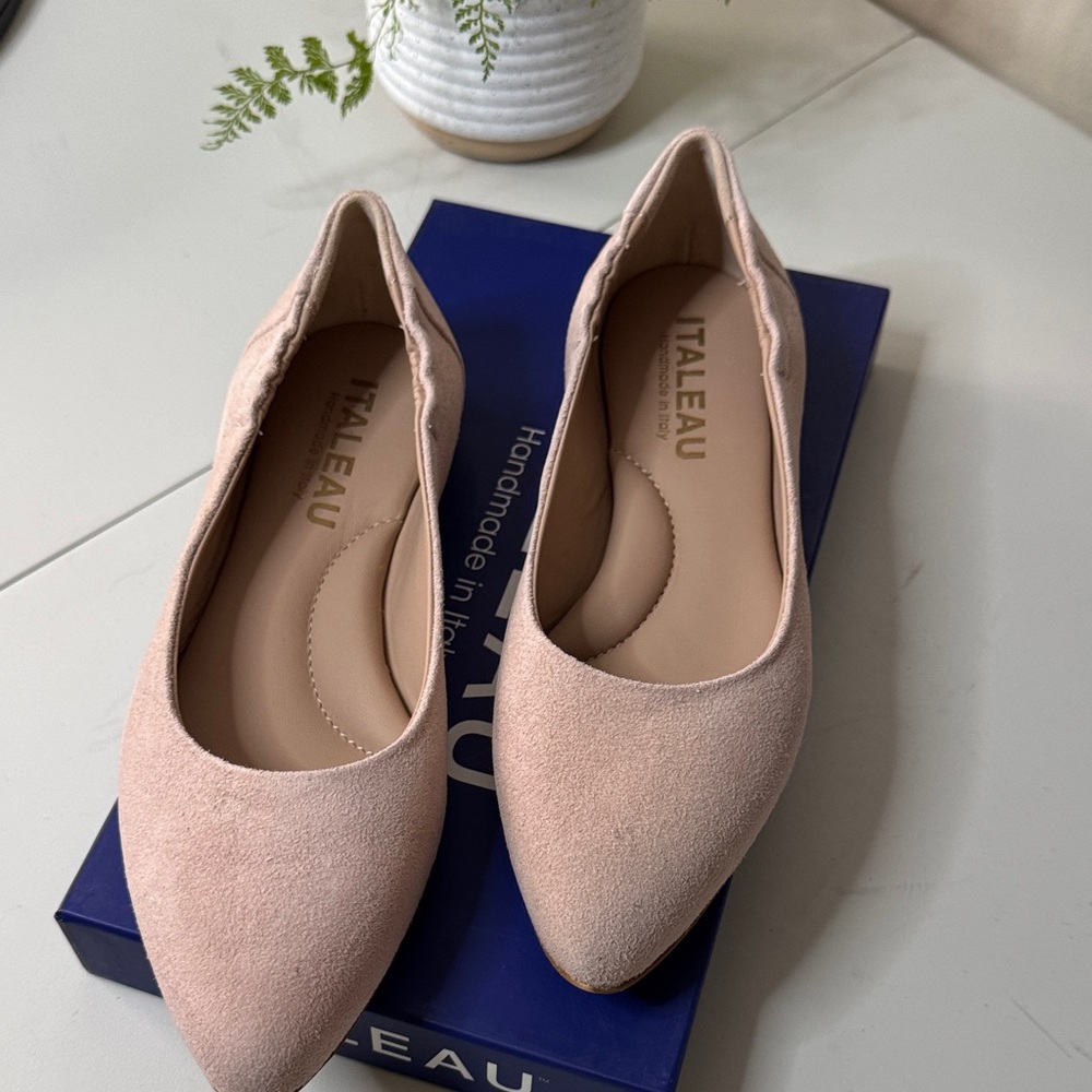 Italeau Women's Blush Suede Loafers